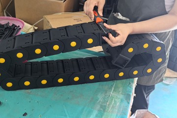 Nylon drag chain quality inspection at manufacturing line