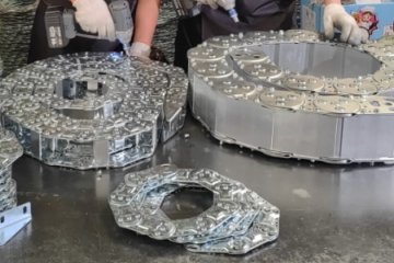 Steel drag chain assembly process in modern cable carrier manufacturing workshop