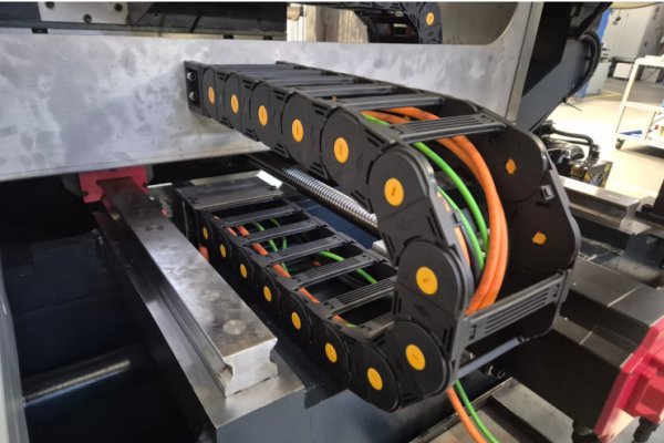 Cable drag chain installed on CNC machining center for multi-axis power cable protection