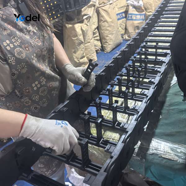 Assembly process of modular side links and inside dividers for 80x300 cable track chain