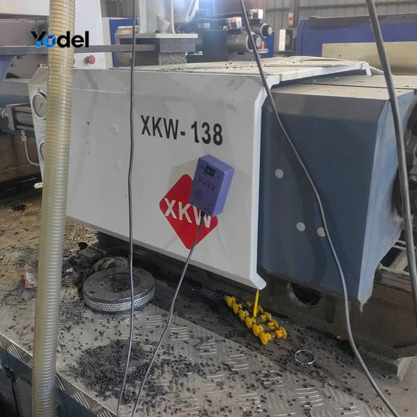 Injection molding machinery producing virgin PA66 links for cable drag chain 55x150 in factory workshop