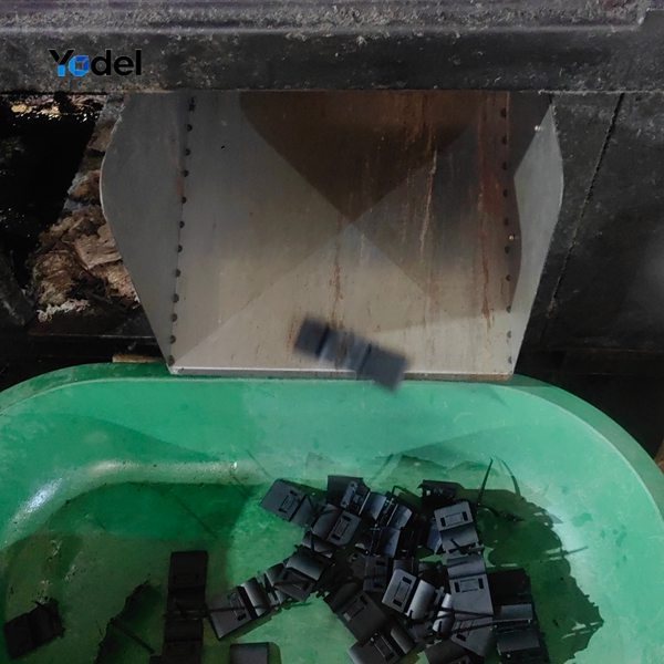 Automated molding chute discharging newly molded 30% GF PA66 chain links for CNC drag chain R55