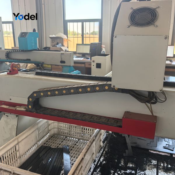 Enclosed drag chain 25x57 installed on CNC cutting machinery protecting internal cables from dust and debris