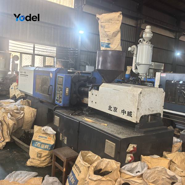 Heavy-duty industrial injection molding machine producing 30% glass-fiber reinforced PA66 nylon CNC cable drag chain links