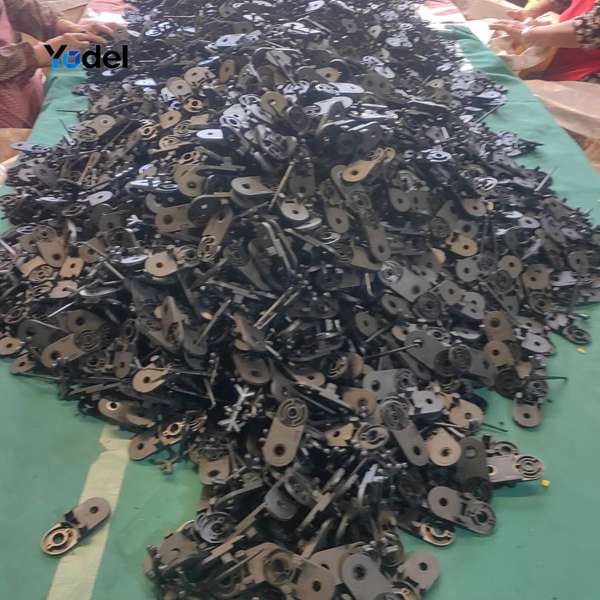 Manual quality inspection and sorting of reinforced injection molded link components for 80x200 CNC cable track