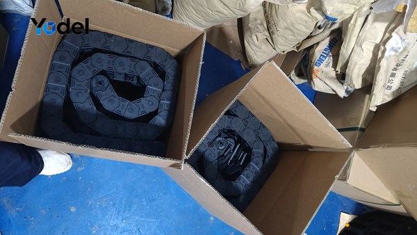 drag chain 75x35 all black plastic cable carrier packed in export cartons