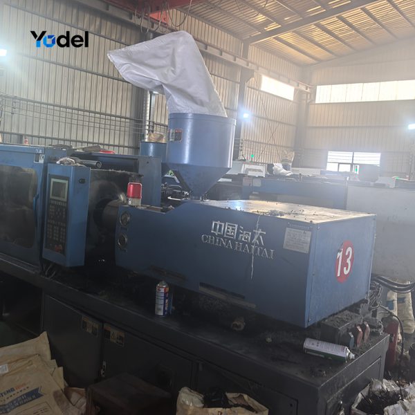 Precision injection molding machine producing cable carrier system 38x100 components