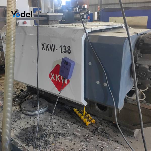 Automated injection molding machine producing cable chain drag 58x200 links