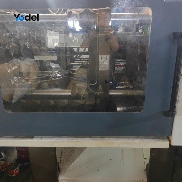 Production Line - Injection Molding Machine Precision injection molding machine producing plastic drag chain cable carrier components