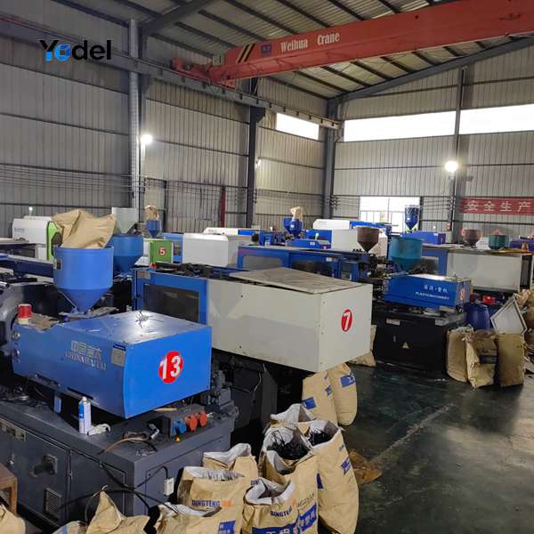 Automated plastic injection molding workshop for YDLF85 flexible cable tray chain production